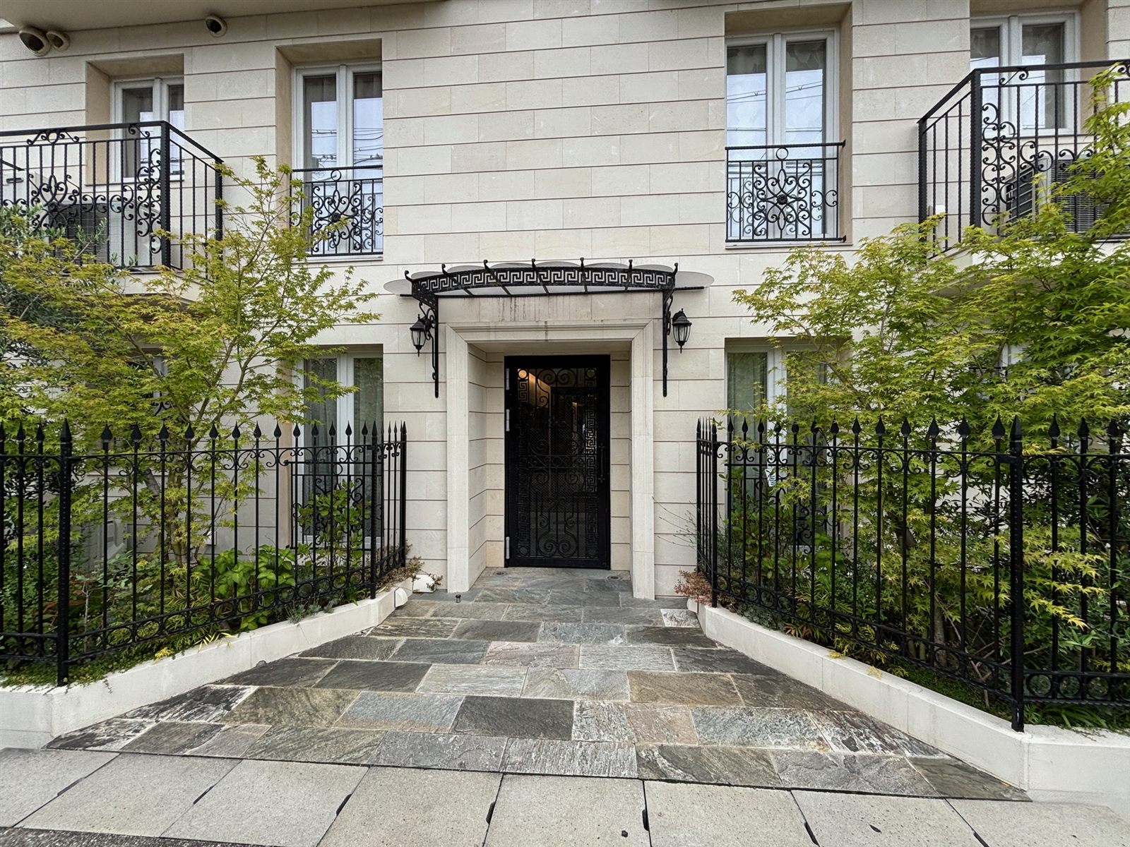 MONICA private salon が入る建物の入口